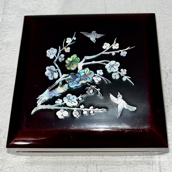 Vintage Elegant Mother of Pearl Inlay Art Piece Trinket Box Lacquered - Picture 9 of 9
